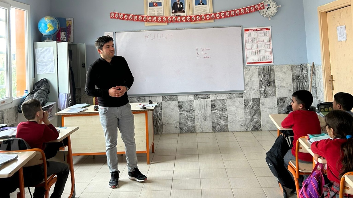 İlçe Sağlık Müdürlüğünden Görevli Hemşir Ahmet Beken Kuduz İle İlgili Öğrencilerimizi Bilgilendirdi